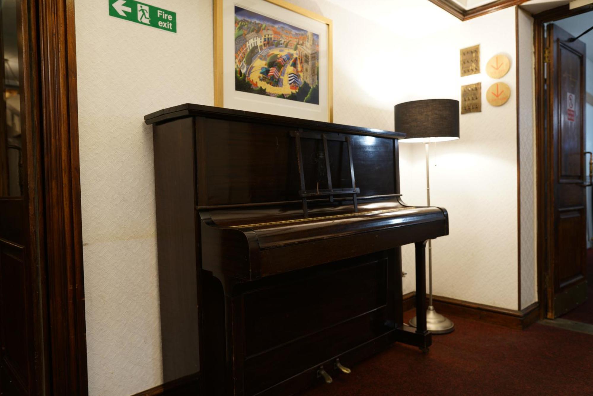 Royal Hotel קטרינג מראה חיצוני תמונה